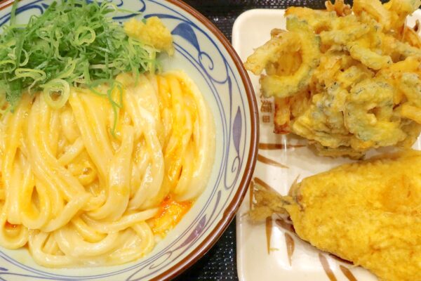 丸亀製麺ではじめて食べる釜玉うどん＆ゴーヤーかき揚げ＆アジ天