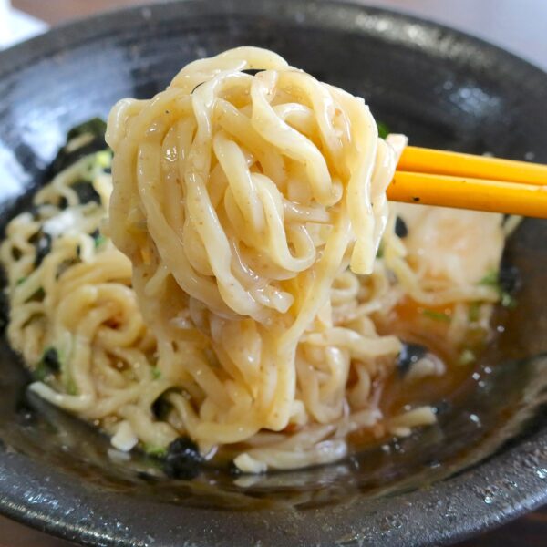 食感のいい中太縮れ麺