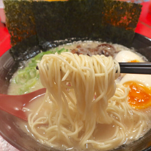 九州的な細めんに濃厚な豚骨スープ