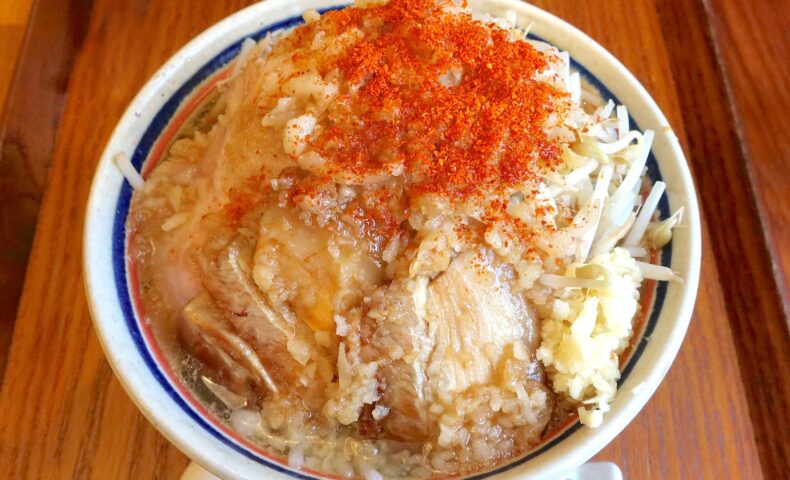 宜野湾「ラブメン 本店」で生まれ変わったNEW ラブメン ニンニクあり唐辛子あり
