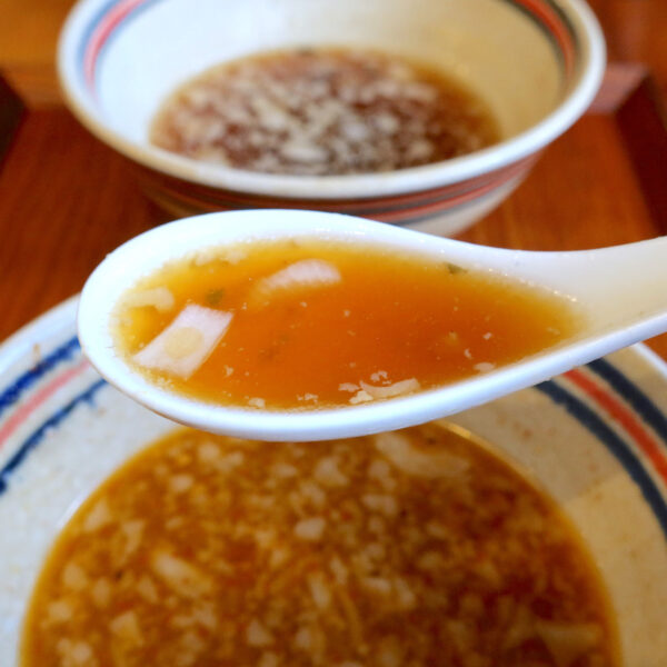煮干しラーメンのスープとのコントラスト