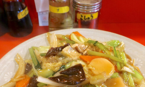 那覇の町中華「あけぼのラーメン」の五目焼きそばにたっぷりお酢をかけて食べる！
