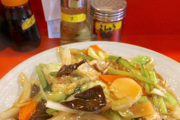 那覇の町中華「あけぼのラーメン」の五目焼きそばにたっぷりお酢をかけて食べる！