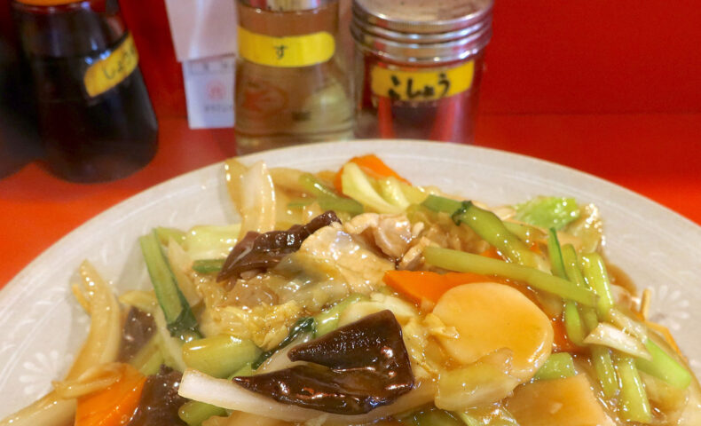 那覇の町中華「あけぼのラーメン」の五目焼きそばにたっぷりお酢をかけて食べる！