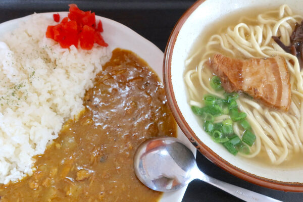 那覇・港町「本家 亀そば」でまさかのスパイスカレー＆亀そば小セット