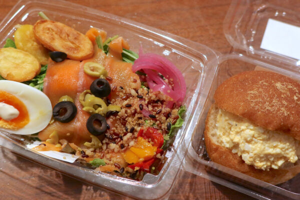 スモークサーモンと卵のニース風サラダボウル（680円）＆たまごサンド（248円）