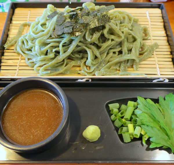 冷やしよもぎそば 中（750円）