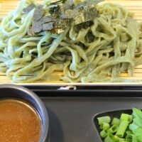 浦添の沖縄そば屋「てだこ」でさっぱり美味しい冷やしよもぎそば＆三枚肉入りもっちりギョーザ