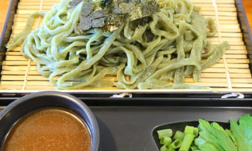 浦添の沖縄そば屋「てだこ」でさっぱり美味しい冷やしよもぎそば＆三枚肉入りもっちりギョーザ