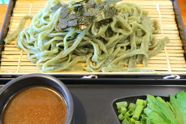浦添の沖縄そば屋「てだこ」でさっぱり美味しい冷やしよもぎそば＆三枚肉入りもっちりギョーザ