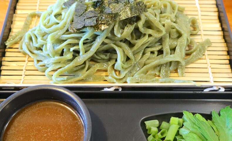 浦添の沖縄そば屋「てだこ」でさっぱり美味しい冷やしよもぎそば＆三枚肉入りもっちりギョーザ