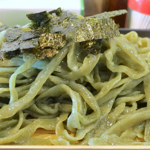 ぶるんと太縮れ麺