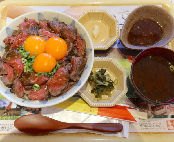 トリプル卵黄のせローストビーフ丼（1,980円）