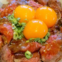 宜野湾「鳥と卵の専門店 鳥玉」のトリプル卵黄のせローストビーフ丼がいい肉加減で美味しかった！