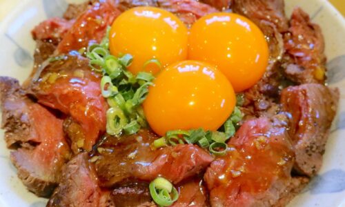 宜野湾「鳥と卵の専門店 鳥玉」のトリプル卵黄のせローストビーフ丼がいい肉加減で美味しかった！