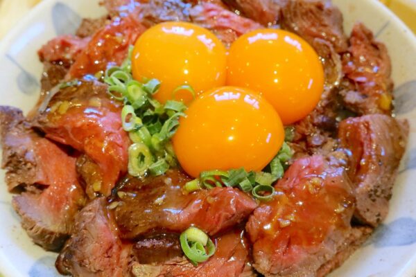 宜野湾「鳥と卵の専門店 鳥玉」のトリプル卵黄のせローストビーフ丼がいい肉加減で美味しかった！