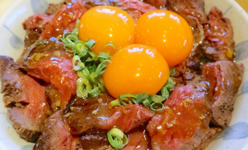 宜野湾「鳥と卵の専門店 鳥玉」のトリプル卵黄のせローストビーフ丼がいい肉加減で美味しかった！