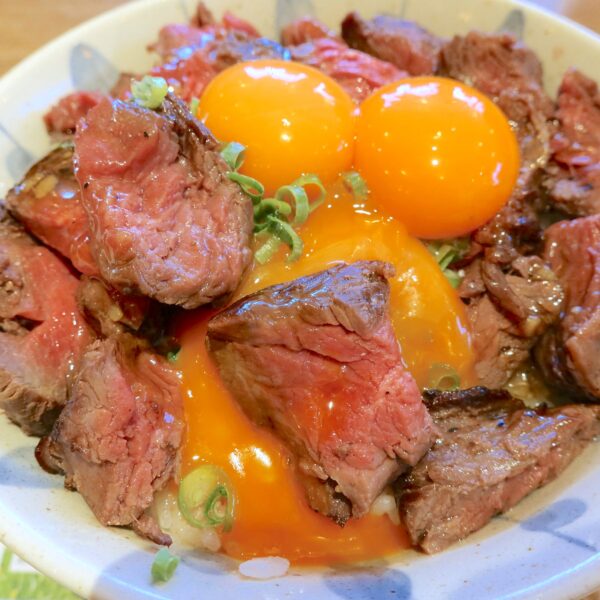 卵黄を崩しつつ