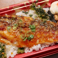 24時間営業ローカルスーパー「フレッシュプラザ ユニオン」で沖縄らしい（？）野サバ菜弁当＋にぎり寿司