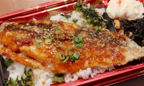 24時間営業ローカルスーパー「フレッシュプラザ ユニオン」で沖縄らしい（？）野サバ菜弁当＋にぎり寿司