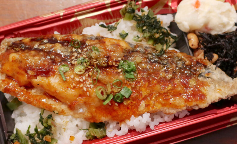 24時間営業ローカルスーパー「フレッシュプラザ ユニオン」で沖縄らしい（？）野サバ菜弁当＋にぎり寿司