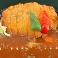 浦添「Hally's Cafe（ハリーズ・カフェ）」で大きなカツのチキンカツカレー 大辛