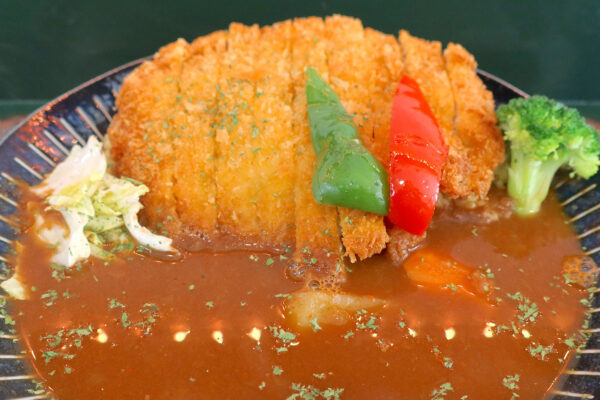 浦添「Hally's Cafe（ハリーズ・カフェ）」で大きなカツのチキンカツカレー 大辛