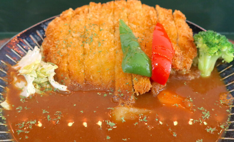 浦添「Hally's Cafe（ハリーズ・カフェ）」で大きなカツのチキンカツカレー 大辛