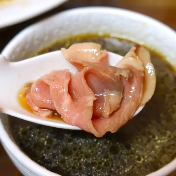大きなお肉は脂部分をつけダレに