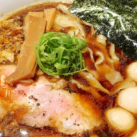 那覇・若狭「麺狂浪人 卍」の鯛煮干醤油ラーメンをプロトタイプ手揉み麺でいただく！