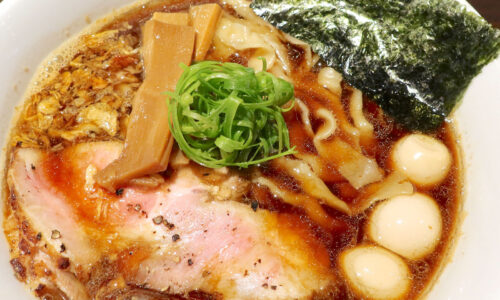 那覇・若狭「麺狂浪人 卍」の鯛煮干醤油ラーメンをプロトタイプ手揉み麺でいただく！