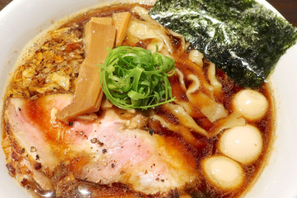 那覇・若狭「麺狂浪人 卍」の鯛煮干醤油ラーメンをプロトタイプ手揉み麺でいただく！