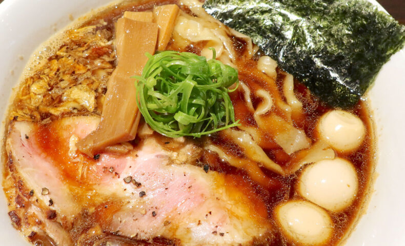 那覇・若狭「麺狂浪人 卍」の鯛煮干醤油ラーメンをプロトタイプ手揉み麺でいただく！