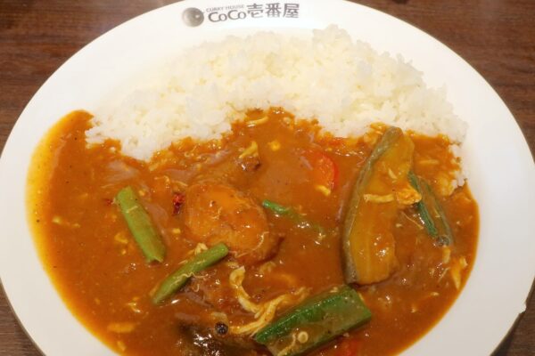 ココイチの限定・トマトタンドリーチキンカレーにチキンと夏野菜をトッピング