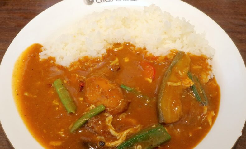 ココイチの限定・トマトタンドリーチキンカレーにチキンと夏野菜をトッピング
