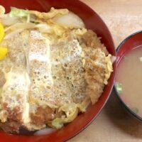 那覇のローカル食堂「マルミヤ食堂」で沖縄らしい薄トンカツがおいしいカツ丼