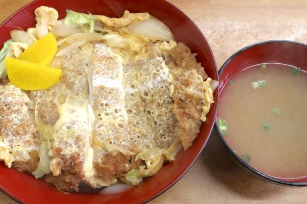 那覇のローカル食堂「マルミヤ食堂」で沖縄らしい薄トンカツがおいしいカツ丼