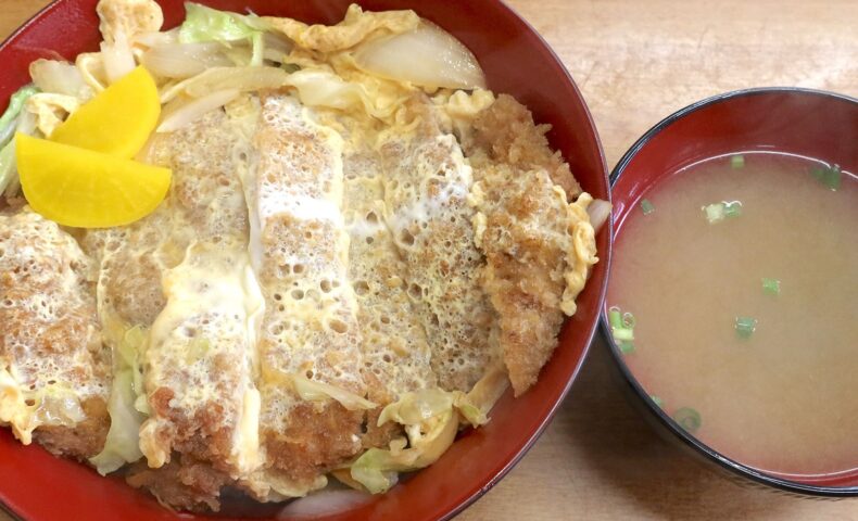 那覇のローカル食堂「マルミヤ食堂」で沖縄らしい薄トンカツがおいしいカツ丼