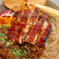 那覇「ONE TWO CURRY OKINAWA」で牡蠣のホワイトカレー＆胡椒と山椒のブラックキーマに鰻トッピング