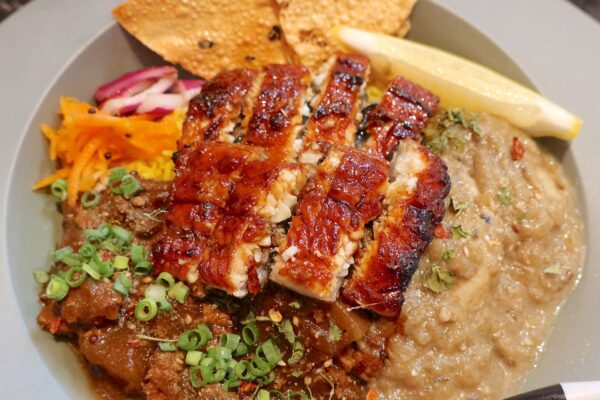 那覇「ONE TWO CURRY OKINAWA」で牡蠣のホワイトカレー＆胡椒と山椒のブラックキーマに鰻トッピング