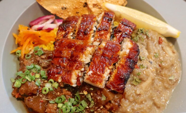 那覇「ONE TWO CURRY OKINAWA」で牡蠣のホワイトカレー＆胡椒と山椒のブラックキーマに鰻トッピング