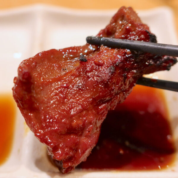 肉を頬張る