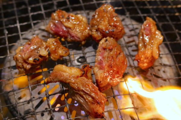 「焼肉きんぐ」はカットしながら楽しむ壺漬けドラゴンハラミやきんぐカルビがうまい