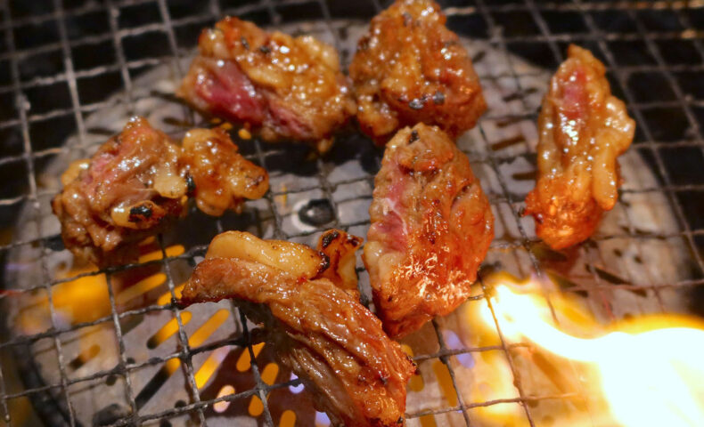 「焼肉きんぐ」はカットしながら楽しむ壺漬けドラゴンハラミやきんぐカルビがうまい