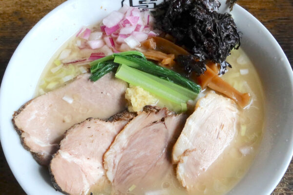 沖縄市「麺と飯 ソウハチヤ」で限定・特製冷やニボ塩