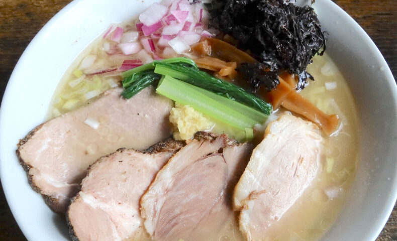 沖縄市「麺と飯 ソウハチヤ」で限定・特製冷やニボ塩