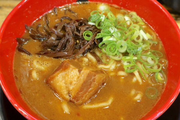 那覇「麺や偶 もとなり 銘苅店」で夏休み限定・もとなりCURRYらーめん＆替え玉