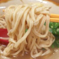 那覇・牧志「金月そば 那覇店」は沖縄県産小麦を使った麺と魚介出汁のスープがうまい！
