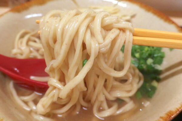 那覇・牧志「金月そば 那覇店」は沖縄県産小麦を使った麺と魚介出汁のスープがうまい！