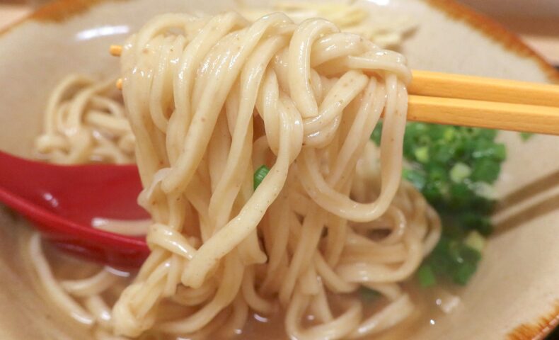 那覇・牧志「金月そば 那覇店」は沖縄県産小麦を使った麺と魚介出汁のスープがうまい！